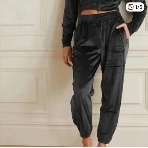 SKIMS Black Velour Jogger Pants - Picture 2 of 4